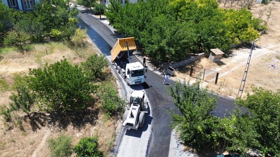 Battalgazi Belediyesi, altyapısı tamamlanan kırsal ve merkez mahallelerde asfalt serimini