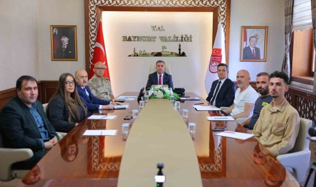 Bayburt Valisi Mustafa Eldivan, Asayiş Bilgilendirme Toplantısı’nda basın mensuplarıyla bir