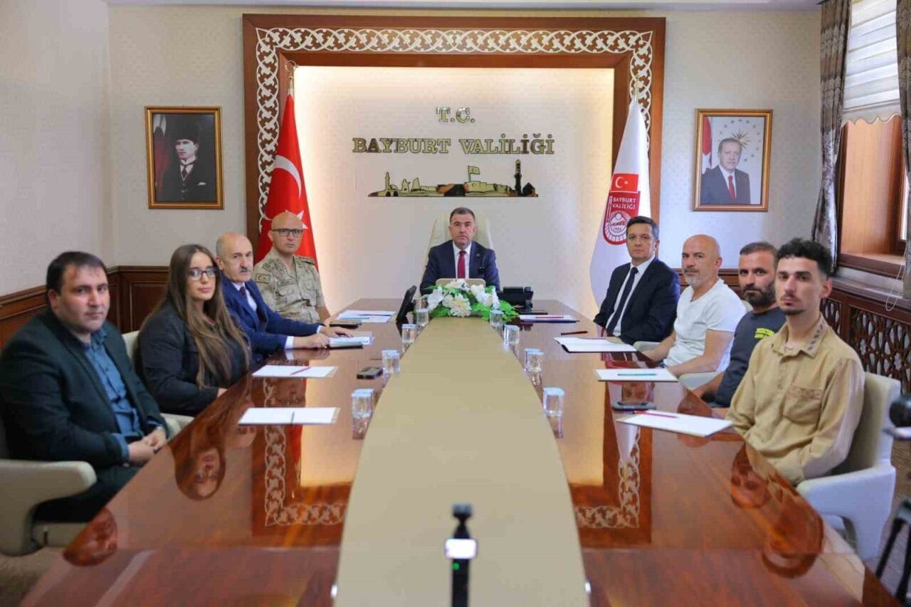 Bayburt Valisi Mustafa Eldivan, Asayiş Bilgilendirme Toplantısı’nda basın mensuplarıyla bir