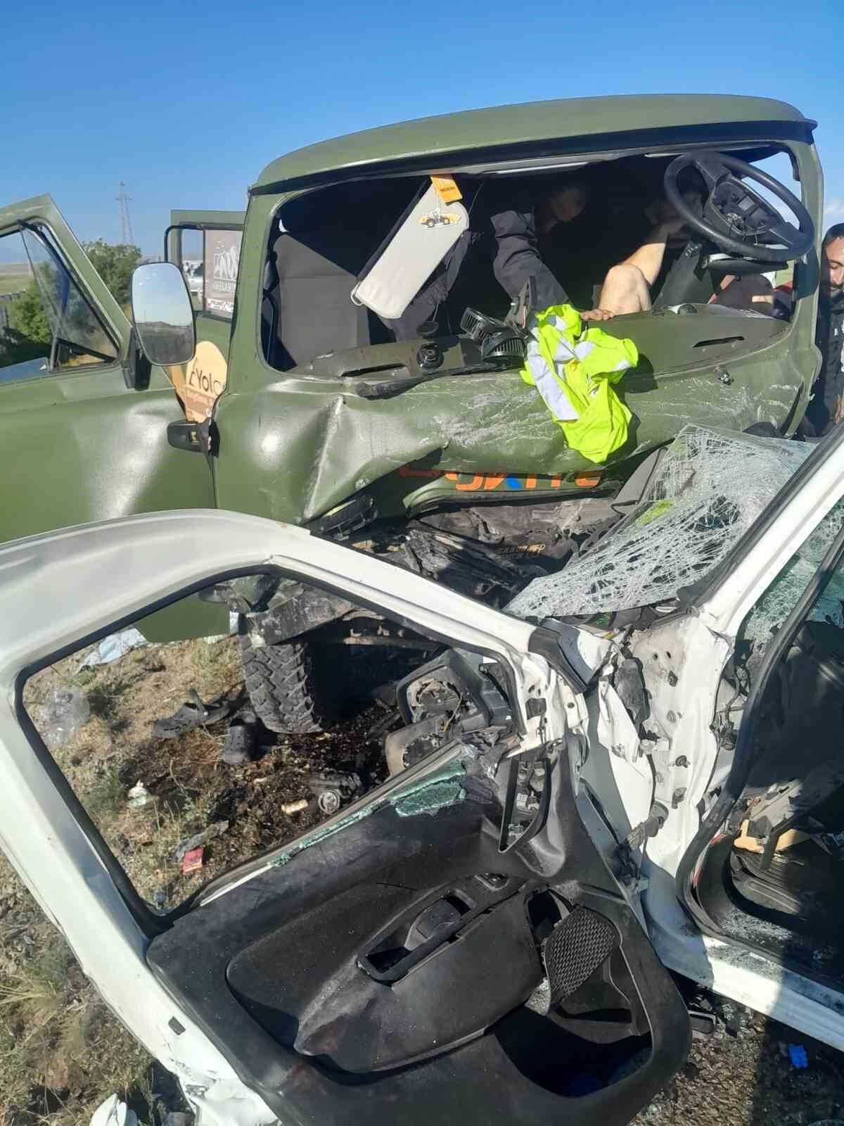 Bayburt’ta meydana gelen trafik kazasında anne ve oğlu hayatını kaybederken,