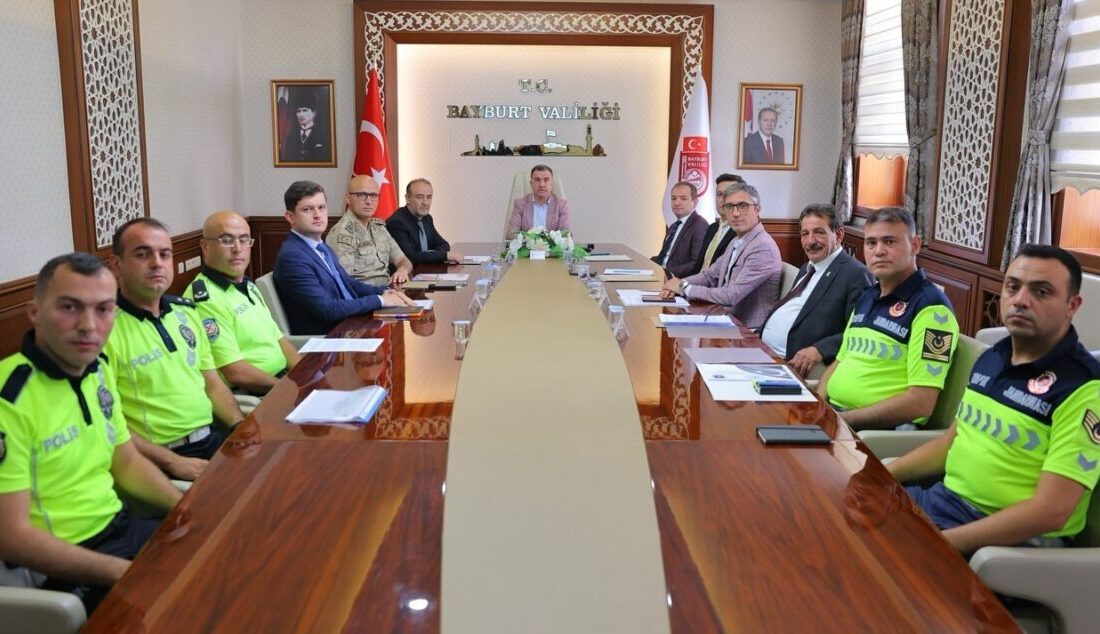 Bayburt’ta İl Trafik Komisyonu toplantısı yapıldı. Vali Mustafa Eldivan’ın başkanlığında