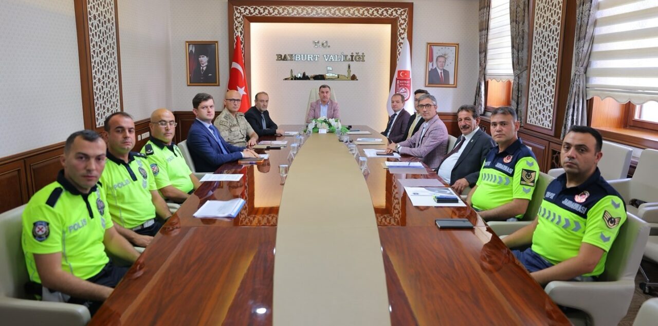 Bayburt’ta İl Trafik Komisyonu toplantısı yapıldı. Vali Mustafa Eldivan’ın başkanlığında