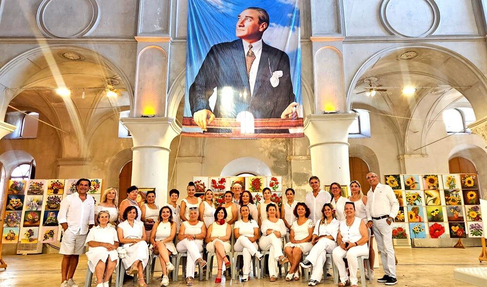 Bayraklı Belediyesi Kültür Merkezleri ve Kadın Dünyası çatısı altında, ressam