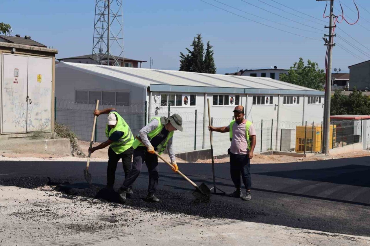 Körfez ilçesi Bayraktar Caddesi’nde konforlu ulaşım için üstyapı çalışmaları çerçevesinde