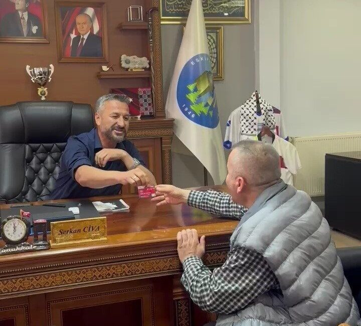 Belediye Başkanı maaş kartını vatandaşa verdi Eskipazar Belediye Başkanı Serkan Civa, sosyal belediyecilik anlayışı çerçevesinde örnek