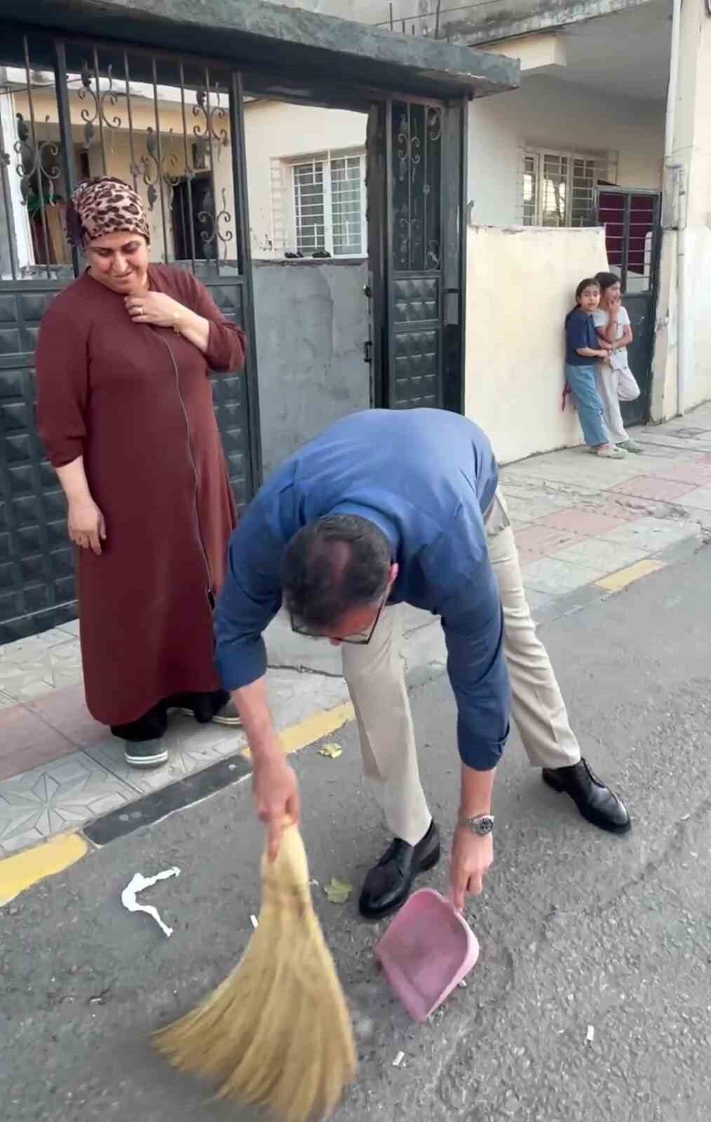 Hatay’ın İskenderun ilçesinde evinin bulunduğu sokağı süpürerek temizleyen kadını gören