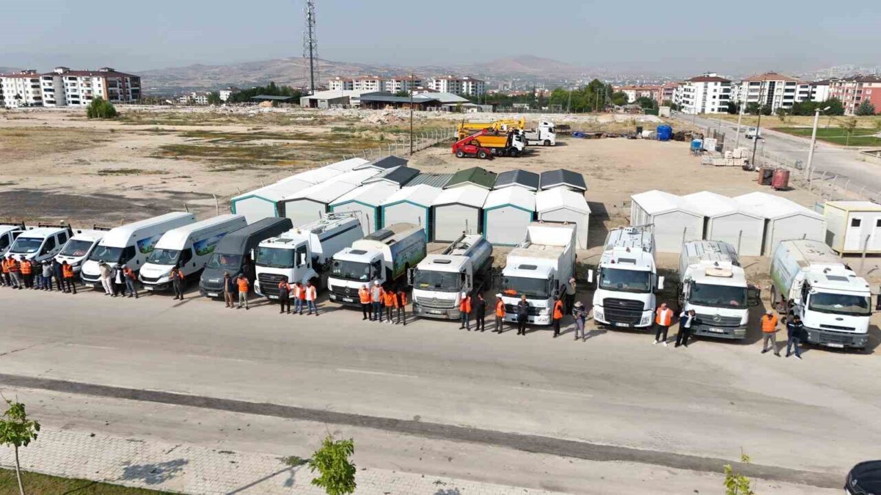 Elazığ Belediyesi Temizlik İşleri Müdürlüğü ekipleri 80 personel ve 25