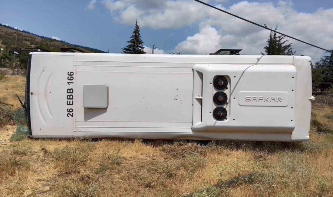 Eskişehir’de bir belediye otobüsünün devrilmesi sonucunda meydana gelen trafik kazasında