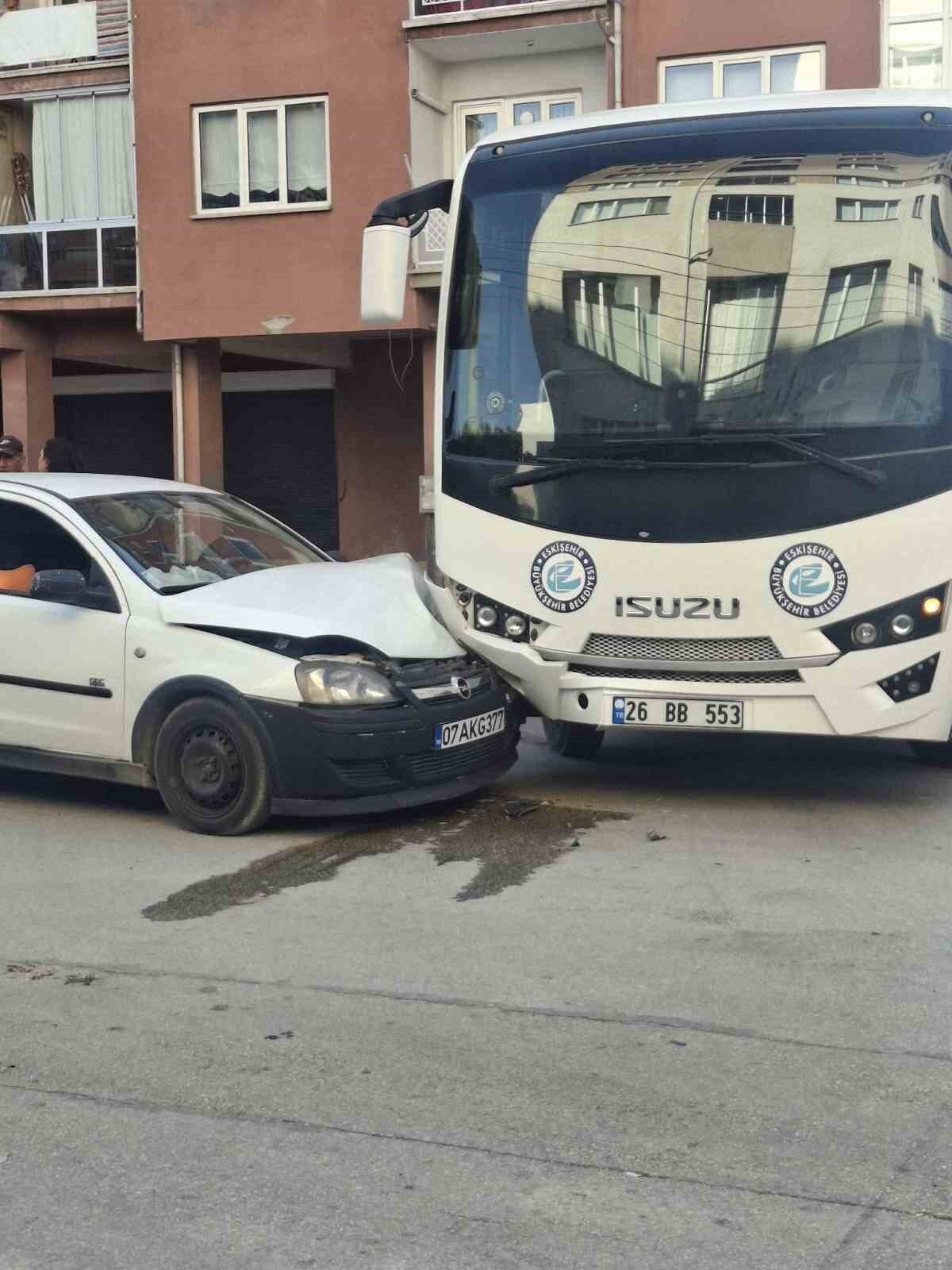 Eskişehir’de belediye otobüsü ve hafif ticari aracın çarpışması sonucu meydana