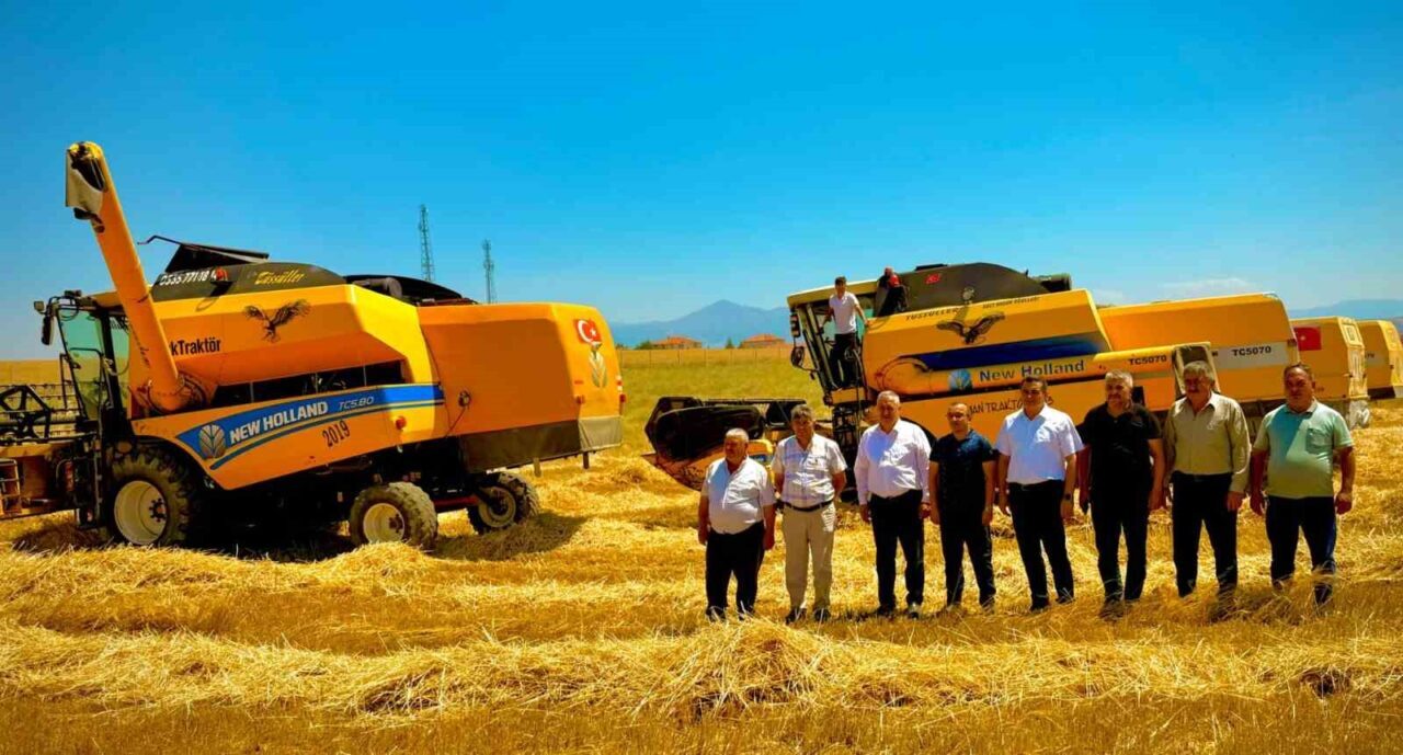 Afyonkarahisar’da belediyeye ait 850 dekarlık alana ekilen buğdayın hasadı yapılırken,