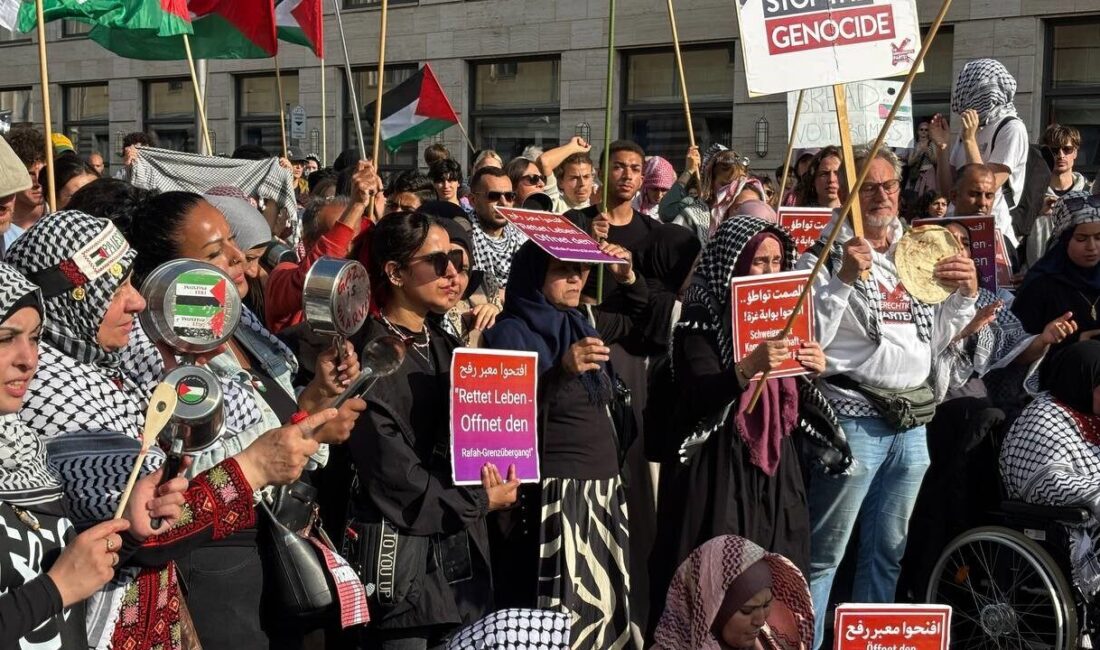 Almanya’nın başkenti Berlin’de yüzlerce kişi, Mısır Büyükelçiliği önünde toplanarak, Refah