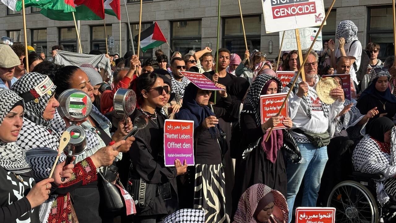 Almanya’nın başkenti Berlin’de yüzlerce kişi, Mısır Büyükelçiliği önünde toplanarak, Refah