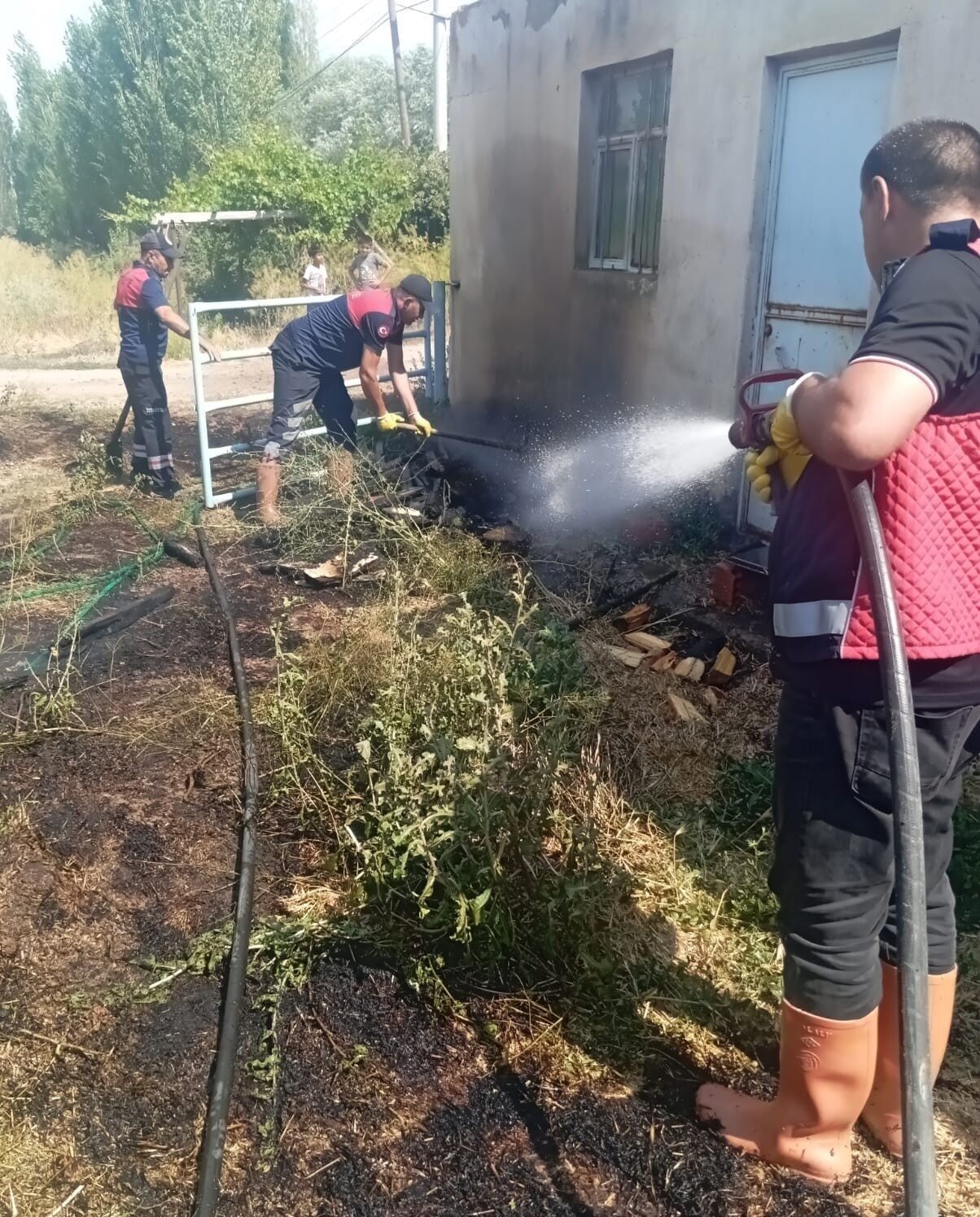 Afyonkarahisar’ın Şuhut ilçesinde besihane bahçesindeki otların yanması sonucu meydana gelen