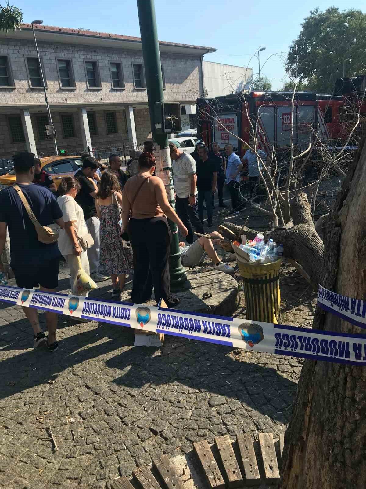 Beşiktaş’ta kaldırımda yürüyen 3 kişinin üzerine ağaç devrildi. Yaralanan 3