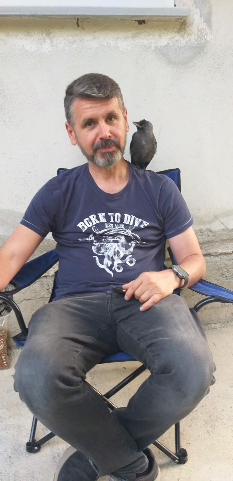 DÜZCE(İHA) – Düzce’de yavru iken koruma altına aldığı karga dostu