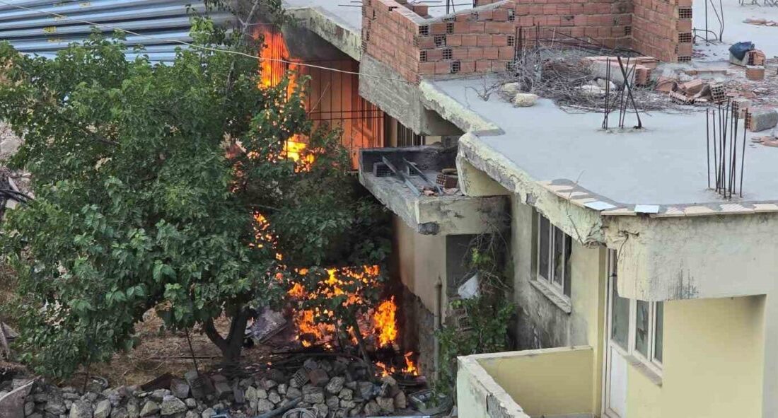 Adıyaman’ın Besni ilçesinde bir evde çıkan yangın paniğe neden oldu.