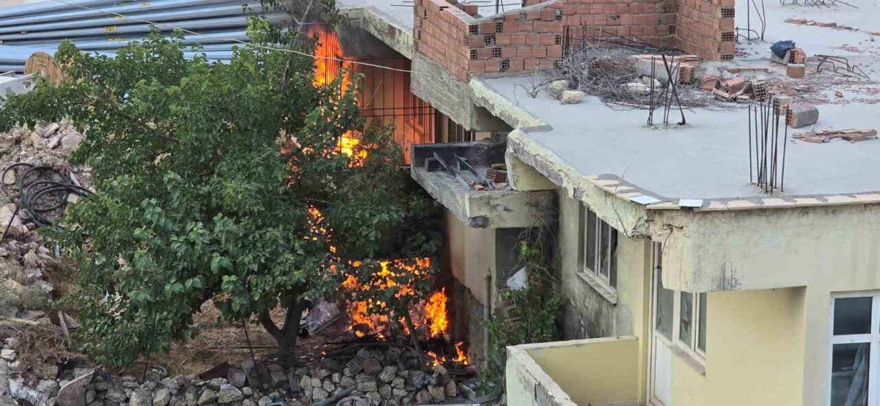 Adıyaman’ın Besni ilçesinde bir evde çıkan yangın paniğe neden oldu.