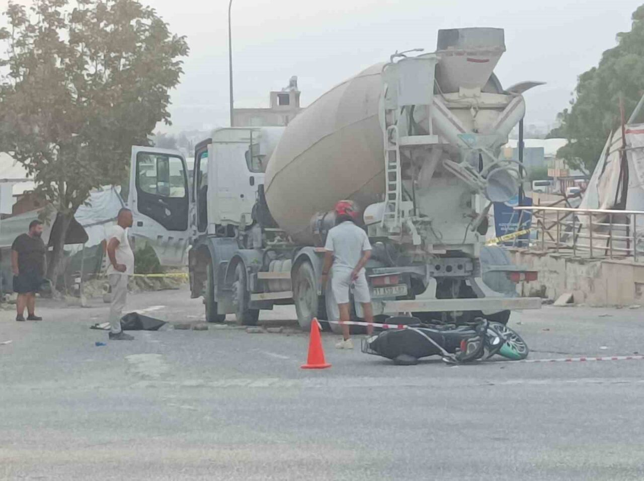 Hatay’da beton mikserinin çarptığı motosikletteki 2 kişi hayatını kaybetti. Kaza,