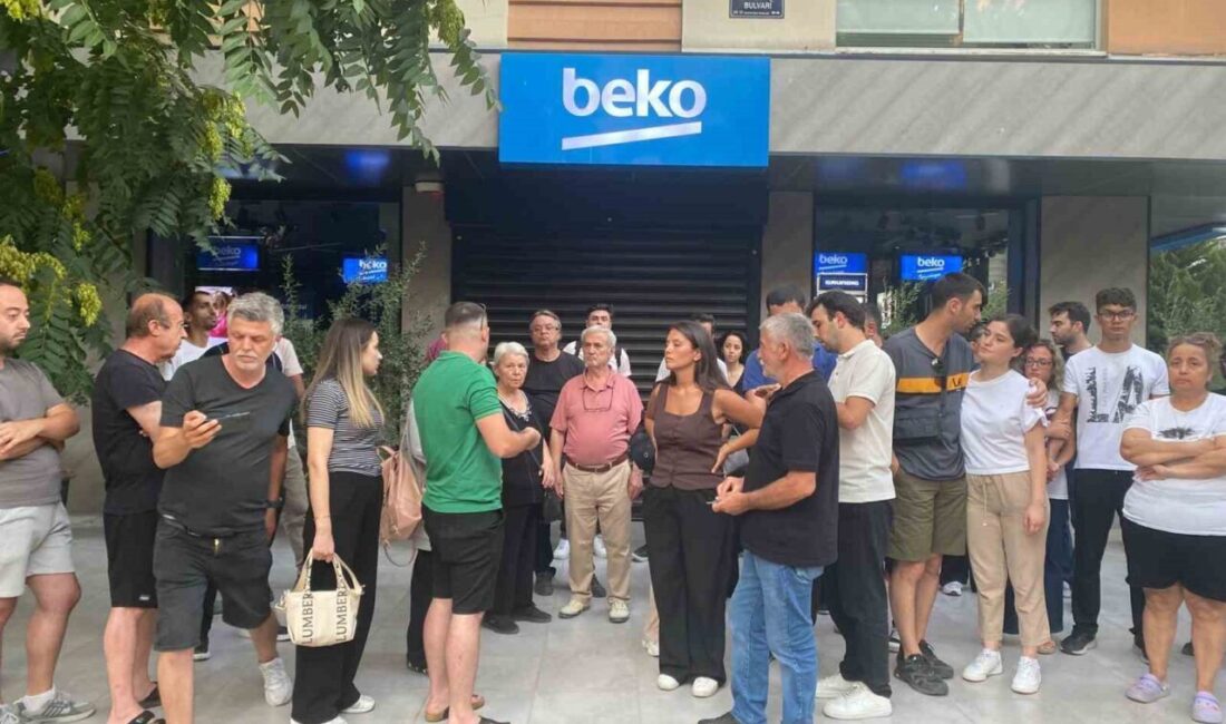 İzmir’in Karşıyaka ilçesindeki bir Beko bayisinden alışveriş yapan çok sayıda