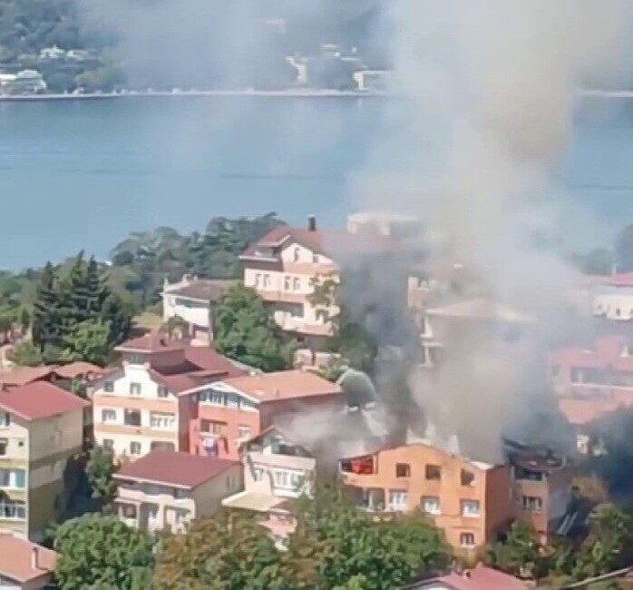 Beykoz’da tadilat sırasında 3 katlı binanın çatısında yangın çıktı. Yangın