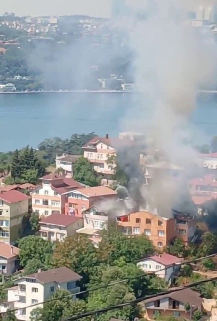 Beykoz’da tadilat sırasında 3 katlı binanın çatısında yangın çıktı. Yangın