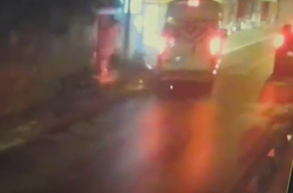Beykoz’da minibüs ile çarpışan motosiklet sürücüsü hayatını kaybetti. O anlar