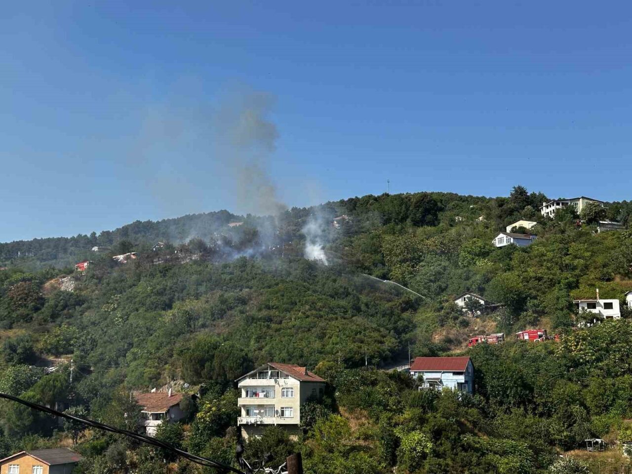 Beykoz’da ormanlık alanda çıkan yangın itfaiye ekiplerinin müdahalesiyle büyümeden söndürüldü.