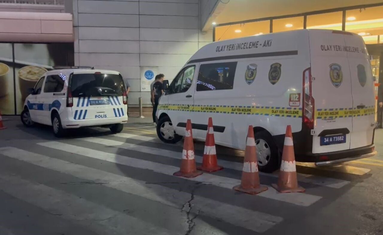 Beylikdüzü’nde bulunan bir alışveriş merkezinde yemek katının asma tavanı çöktü.