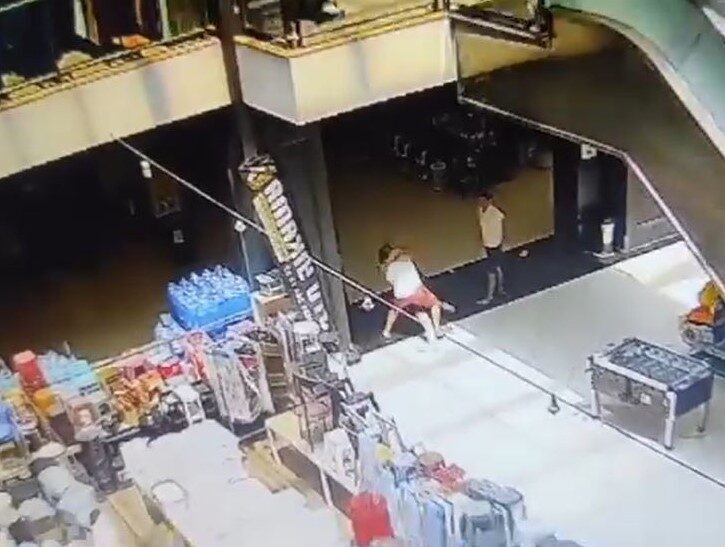 Beylikdüzü’nde bulunan bir AVM’de, esnaf olduğu öğrenilen iki kişi arasında