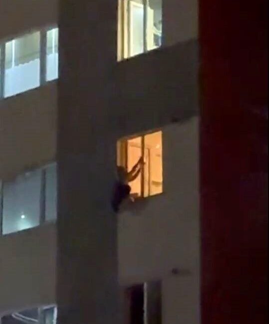 İstanbul’un Beylikdüzü ilçesinde, psikolojik sorunları olduğu iddia edilen kadın, kızına