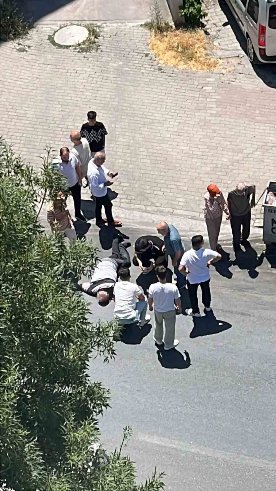 İstanbul’un Beylikdüzü ilçesinde süratle seyreden trafik magandası, vatandaşa çarpıp kaçtı.