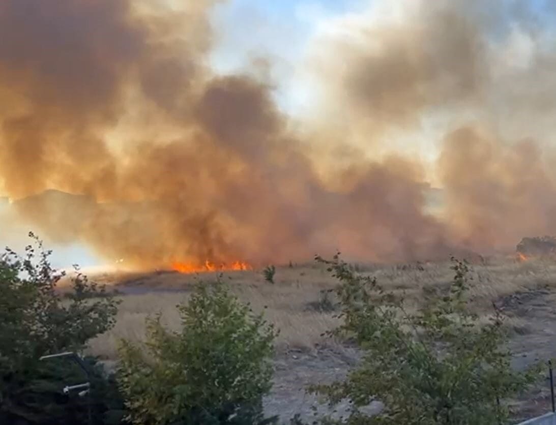 Beylikdüzü’nde otluk alanda yangın çıktı. İtfaiye ekiplerinin yangına müdahalesi devam