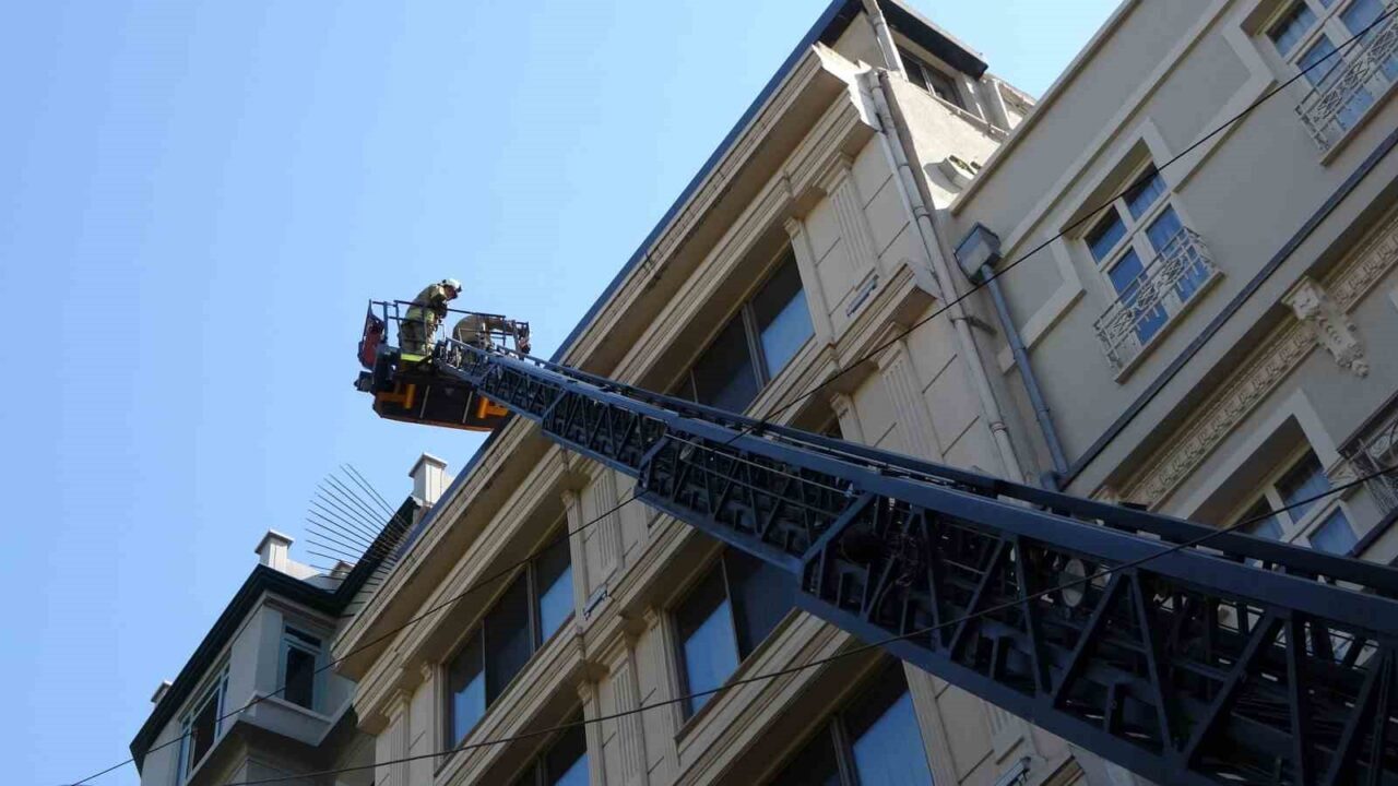 İstanbul Beyoğlu’nda yer alan bir otelin elektrik kablolarında çıkan yangın