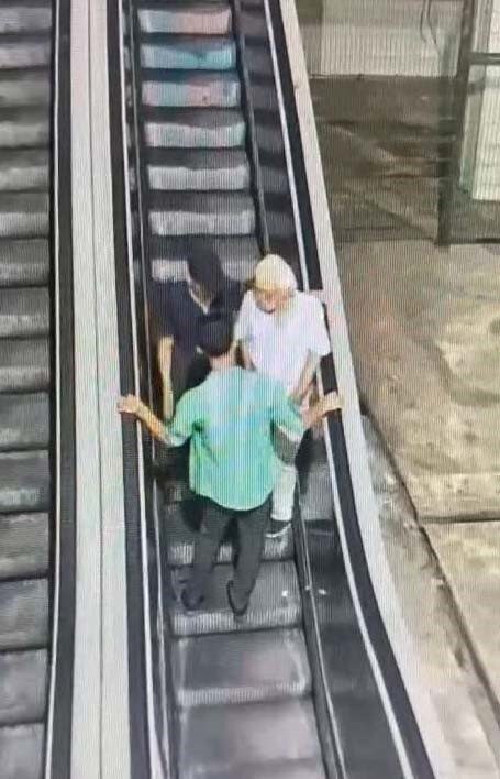 Beyoğlu’nda 67 yaşındaki adam, iki gaspçının hedefi oldu. Şüpheliler, kendilerine