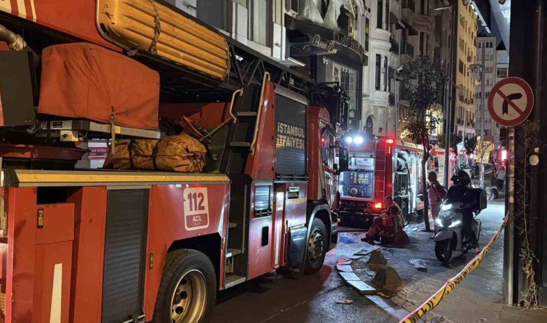 Beyoğlu İstiklal Caddesi’nin ara sokağındaki bir eğlence mekanının çatı katında