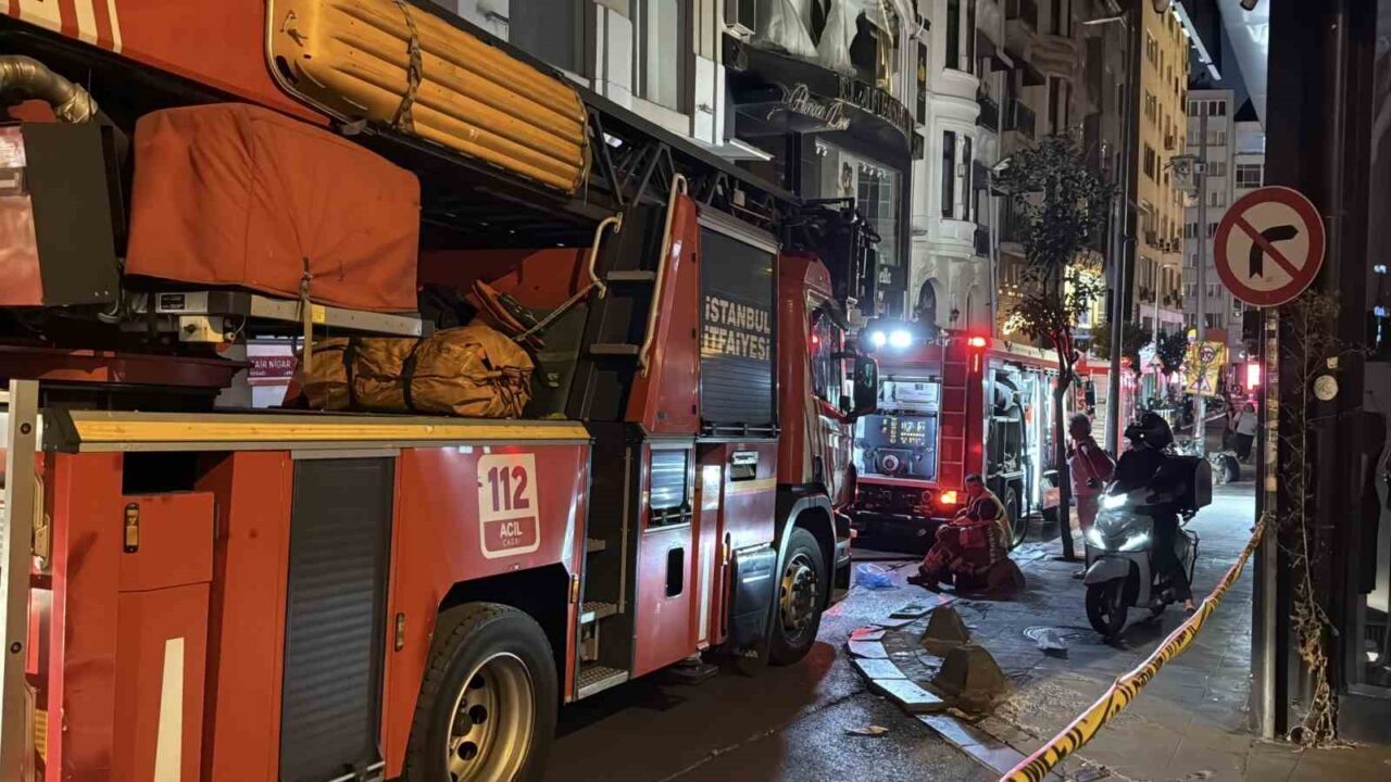 Beyoğlu İstiklal Caddesi’nin ara sokağındaki bir eğlence mekanının çatı katında