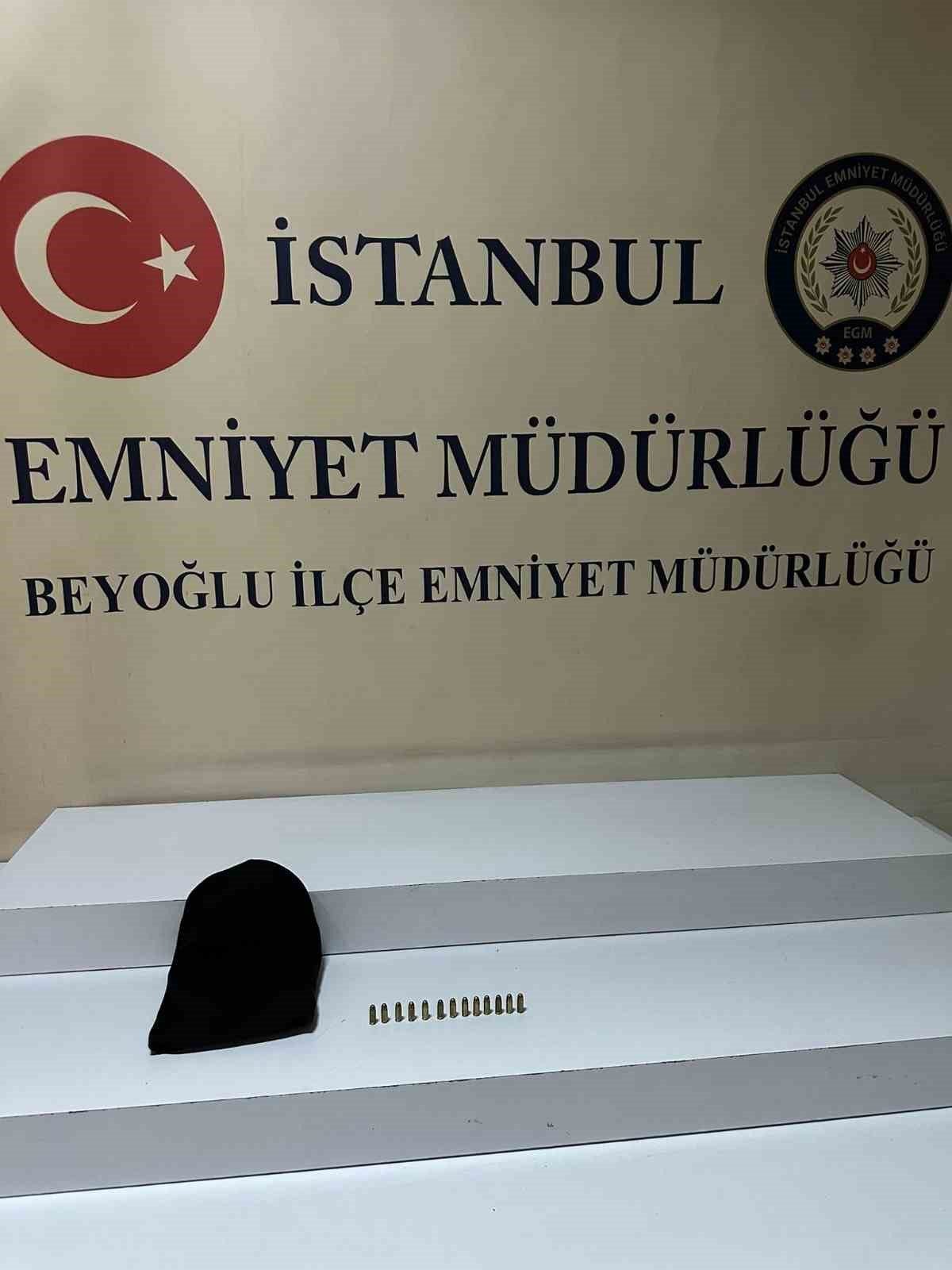İstanbul Beyoğlu’nda motosikletli iki saldırgan, mobilya dükkanına kurşun yağdırdı. 2