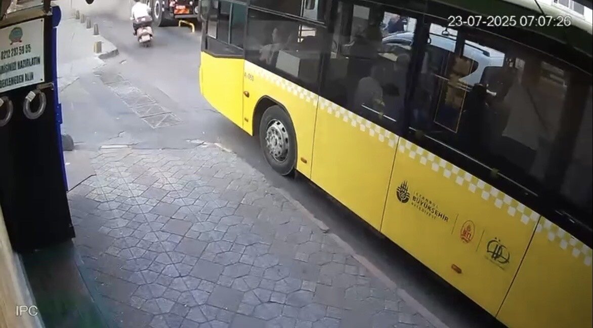 Beyoğlu’nda seyir halinde olan vincin lastiği refüjde patladı. Olay sonrası