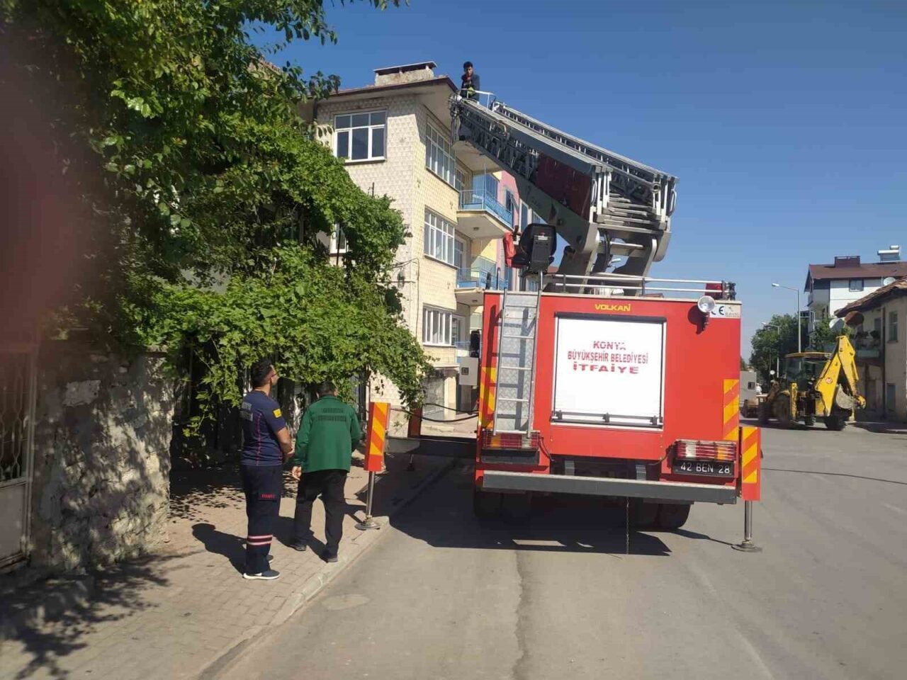 Konya’nın Beyşehir ilçesinde itfaiye ekipleri çatıda mahsur kalan bir kediyi