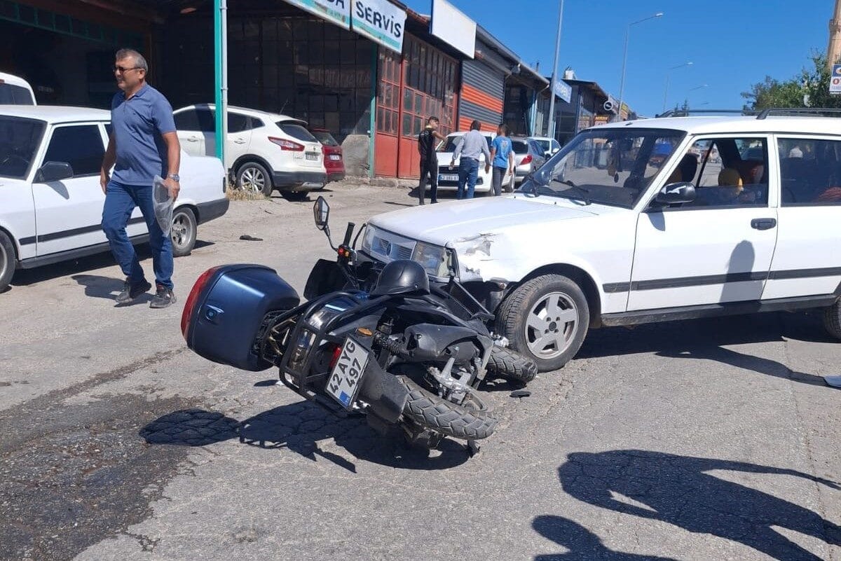 Konya’nın Beyşehir ilçesinde otomobille çarpışan motosikletin sürücüsü yaralandı. Kaza, ilçeye