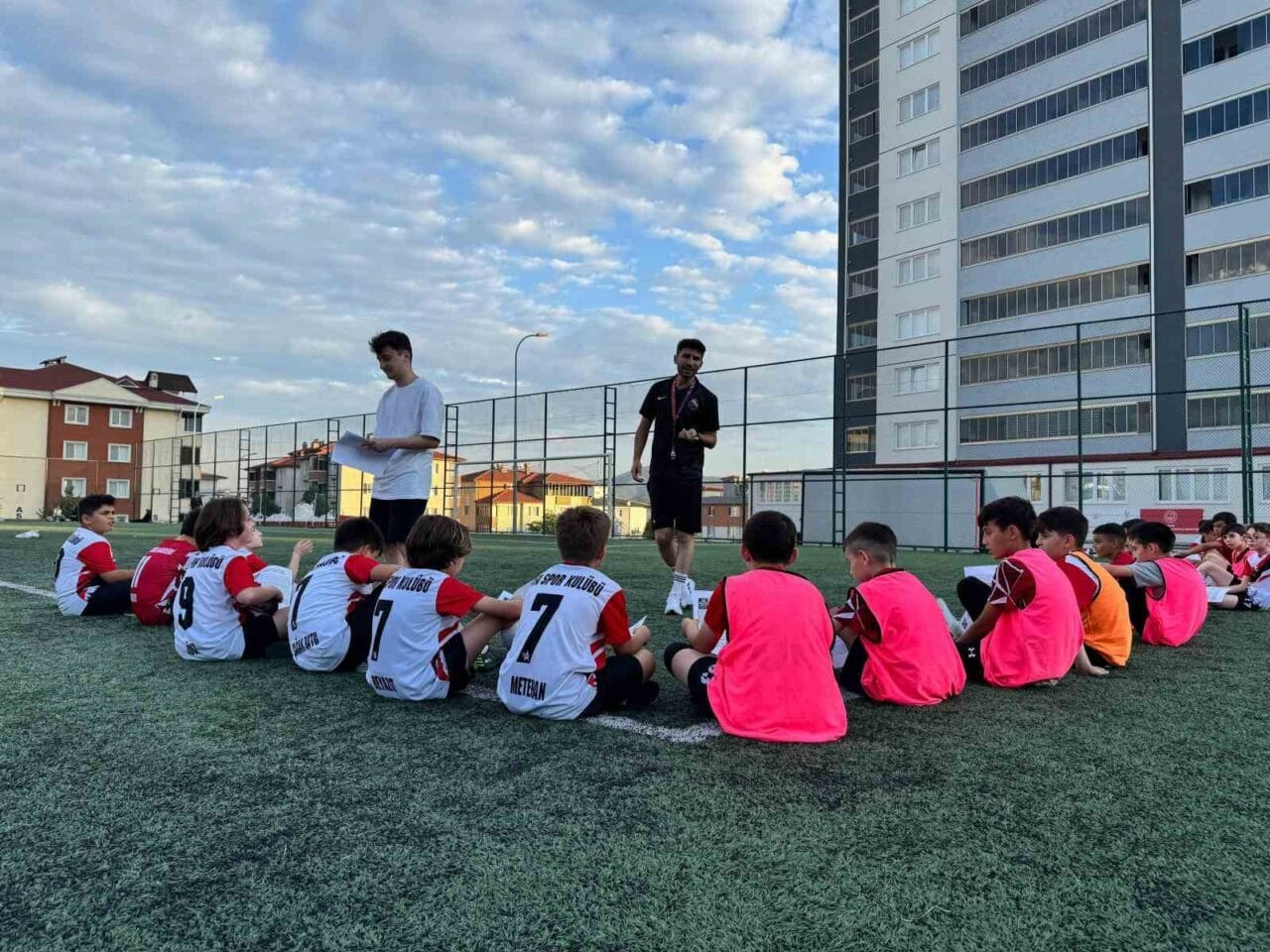 Bilecik’te altyapıyı yeniden canlandırmak ve gençlere sporu sevdirmek için kurulan