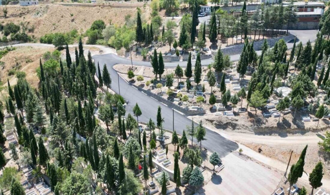 Bilecik’te uzun süredir gündemde olan Şehitlik Yolu’nda yürütülen sıcak asfalt