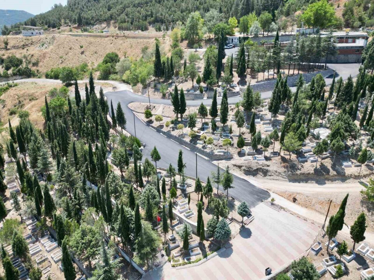 Bilecik’te uzun süredir gündemde olan Şehitlik Yolu’nda yürütülen sıcak asfalt