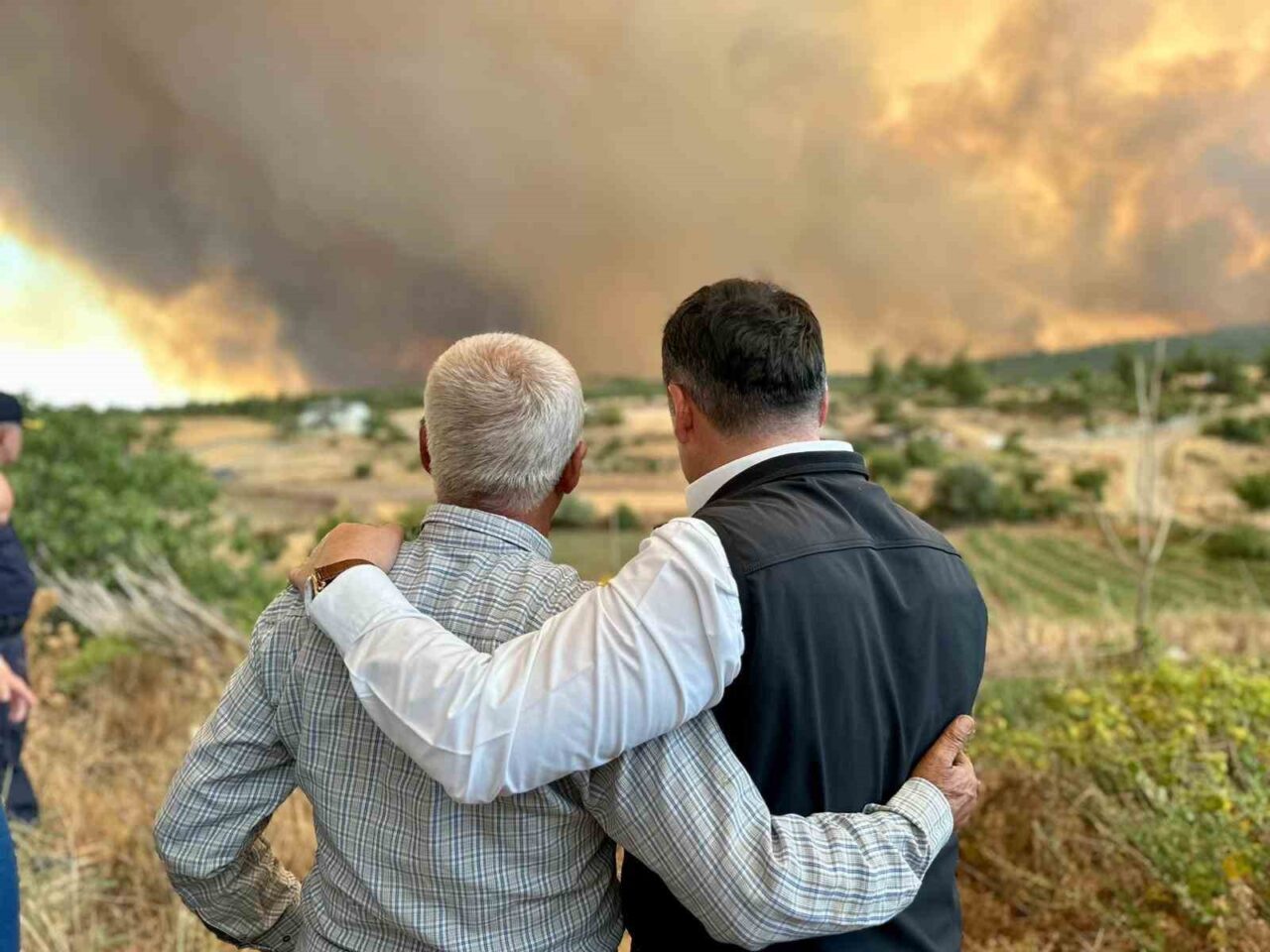 Sakarya’da çıkan ve Bilecik’e sıçrayan orman yangını sonrası kentte boşaltılan