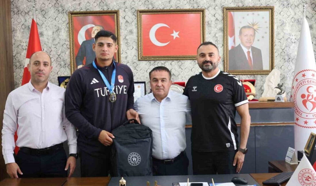 Sivas’ta düzenlenen Okul Sporları Atletizm Gençler Final Yarışması’nda gülle atma