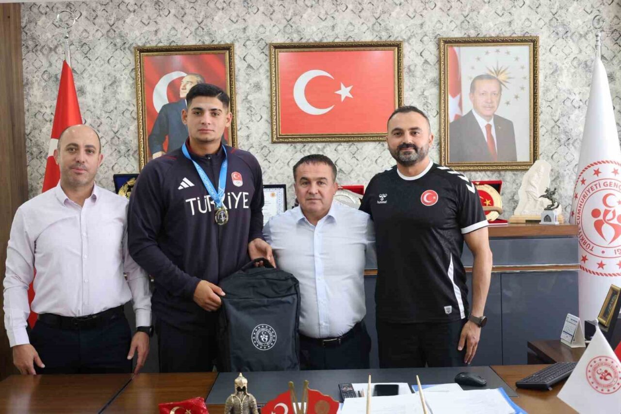 Sivas’ta düzenlenen Okul Sporları Atletizm Gençler Final Yarışması’nda gülle atma