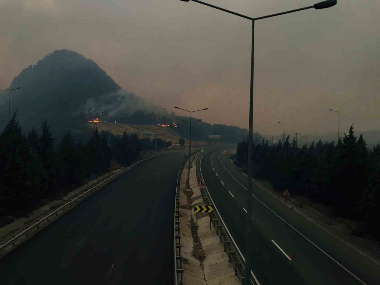 Bilecik’te orman yangını etkisini iyice arttırırken D-650 karayolu çift taraflı