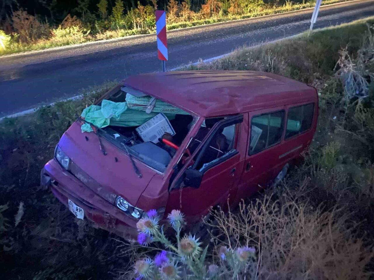Bilecik’te seyir halinde kontrolden çıkan minibüs dere yatağına uçarken, sürücüsü