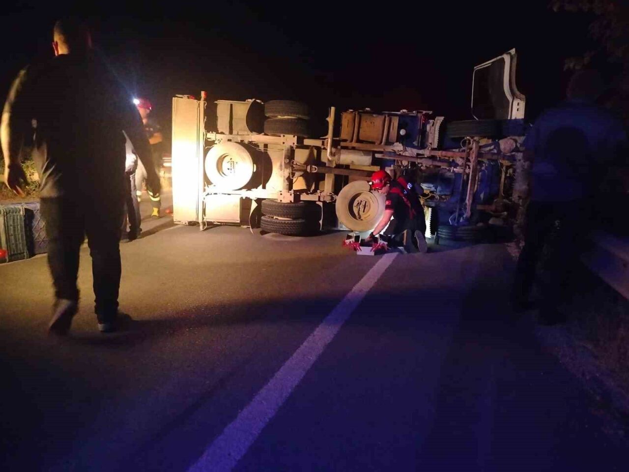 Bilecik’te seyir halindeki kontrolden çıkan domates yüklü kamyon devrilirken, yaşanan