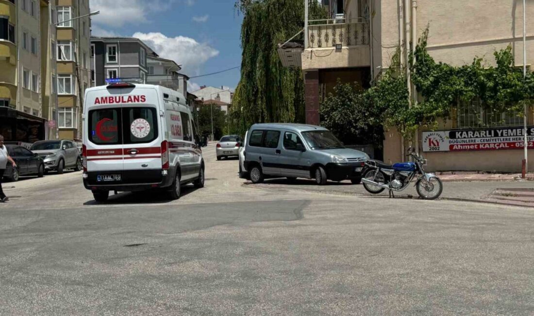 Bilecik’te kontrolden çıkan motosiklet devrilirken, sürücüsü yaralandı. Alınan bilgilere göre;